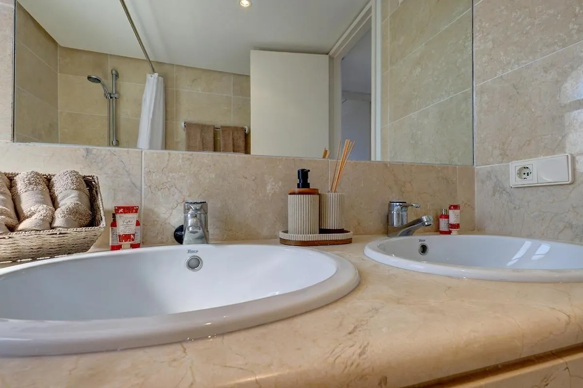 Three Bedroom Townhouse 100 Meters From The Beach! Estepona Tatil Evi