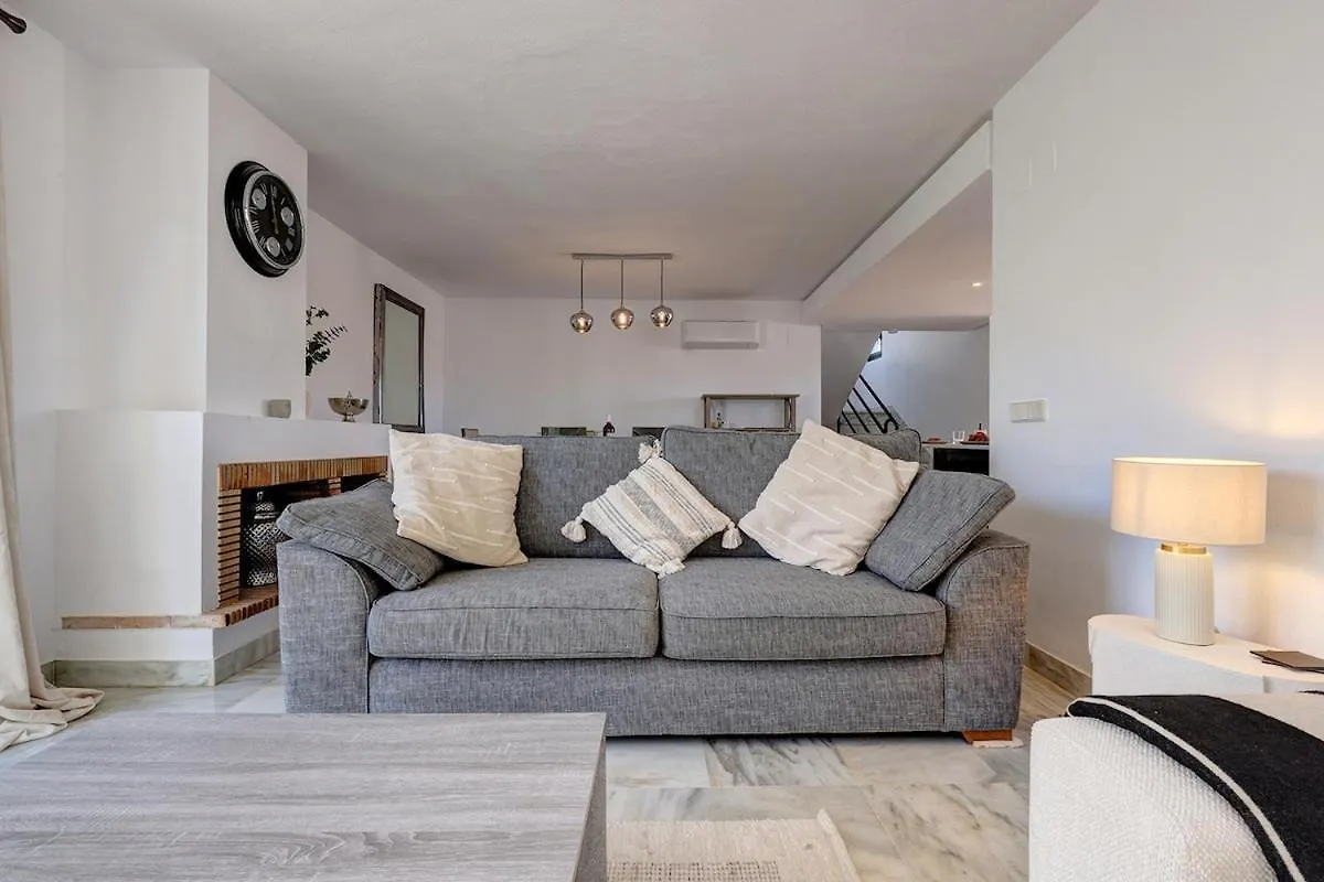 Three Bedroom Townhouse 100 Meters From The Beach! Estepona Tatil Evi